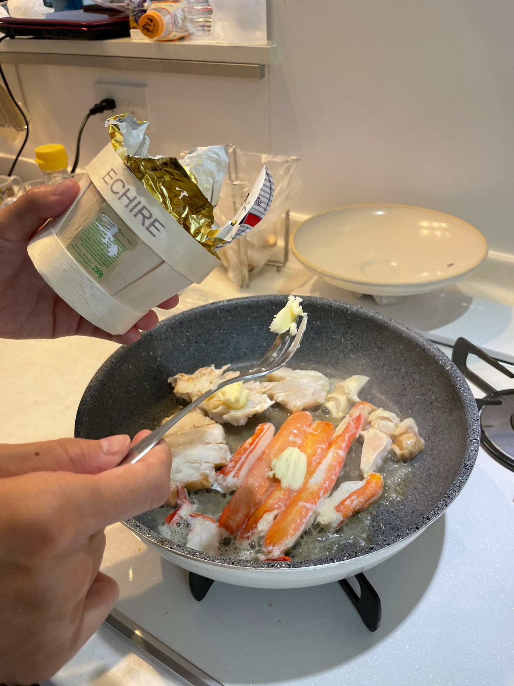 発酵バター(エシレ)で焼いた匠本舗の超特大生ずわい半むき身のカニバターは最高です！